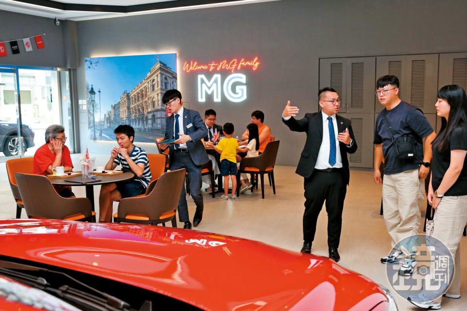 MG以「大滿配、高CP值、歐式設計」三大策略吸引車主目光，假日展示中心出現看車人潮。