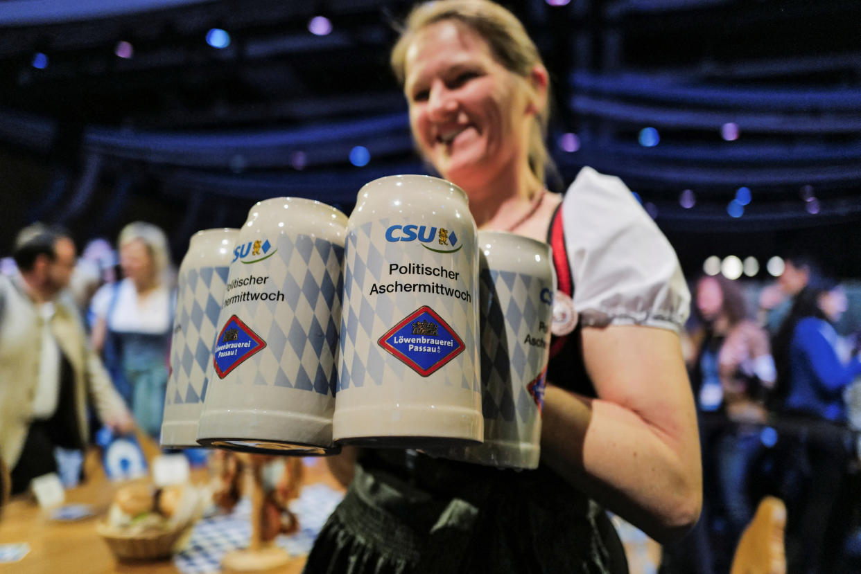 Was ist da drin? Eine Szene aus dem Aschermittwoch der CSU im Februar in Passau (Bild: REUTERS/Leonhard Simon)