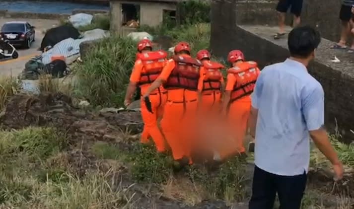 海巡人員搬運李姓男子的遺體。（圖／東森新聞）