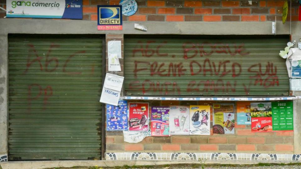 Casa con grafiti alusivo a la organización criminal