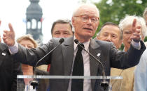 <p>L’industriel Jean-Claude Decaux est décédé, vendredi 27 mai, à l’âge de 78 ans. Il a révolutionné le mobilier urbain, en développant notamment les abribus et l’affichage publicitaire. C’est également lui qui est à l’origine de l’implantation des “vélibs”, à Paris. Il est le fondateur de l’entreprise qui porte aujourd’hui son nom, JC Decaux.</p><p>Source : M6info</p>