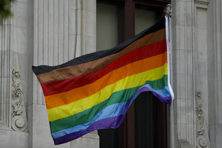 Die Regenbogenflagge symbolisiert die Vielfalt der menschlichen Sexualität und Geschlechtszugehörigkeit. (Bild: AP Photo)