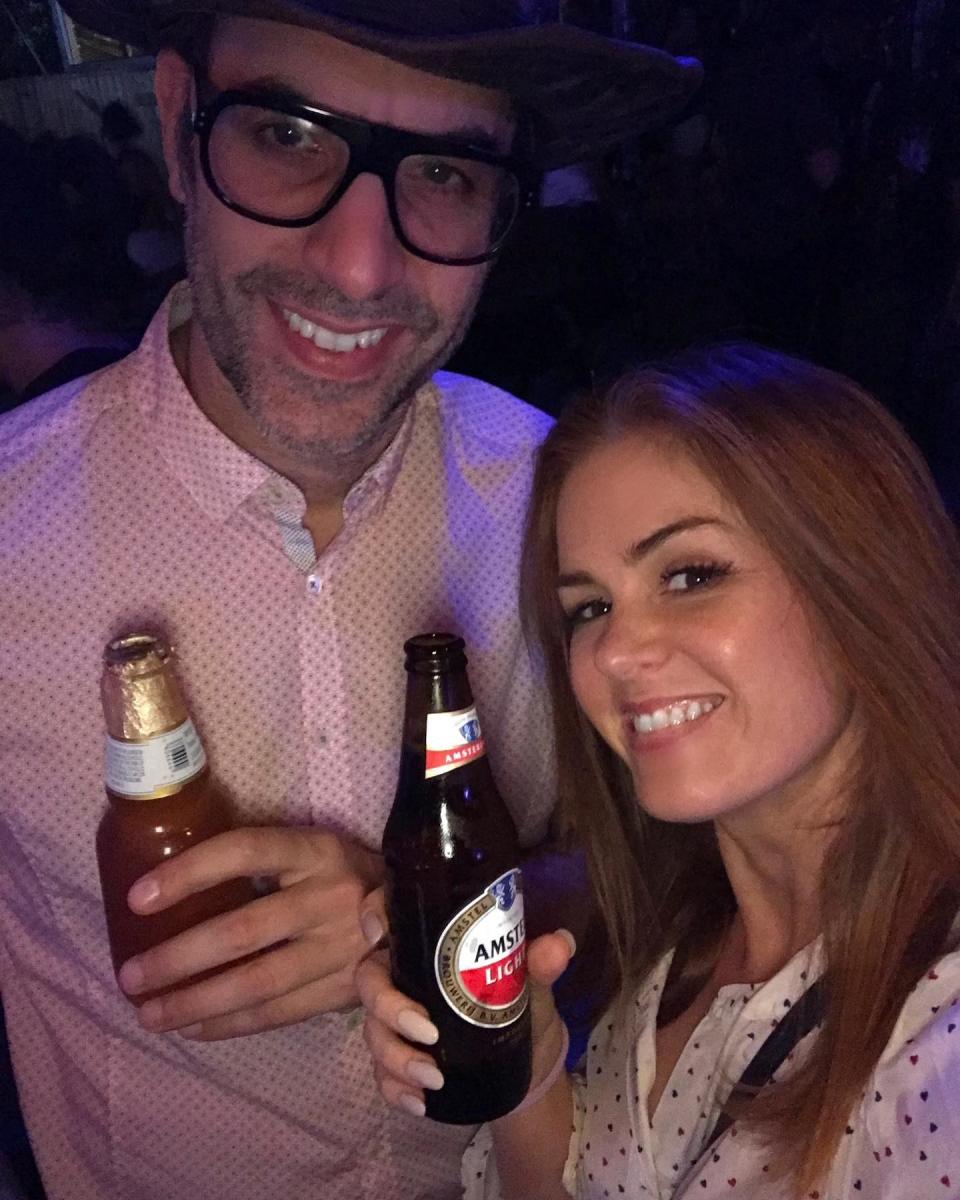 Sacha Baron Cohen and Isla Fisher drink beer together