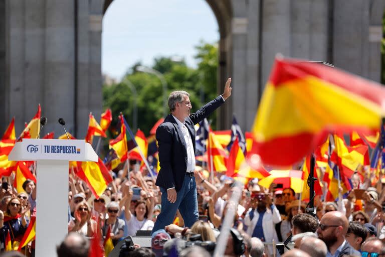 Alberto Nuñez Feijóo, líder del Partido Popular, saluda desde un escenario en la manifestación contra la amnistía a los independentistas catalanes