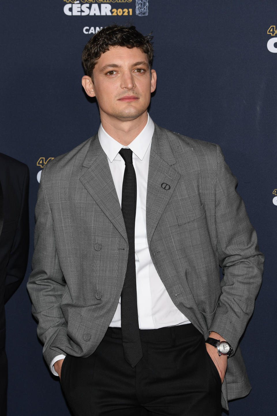 <p>Niels Schneider est sorti du lot sur le tapis rouge, avec une veste grise, loin des classiques smokings noirs. (Photo by Pascal Le Segretain/Pool/SC Pool - Corbis/Corbis via Getty Images)</p> 