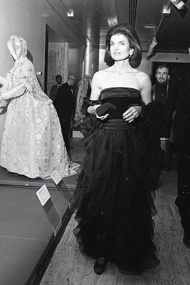 Bella Hadid's Vintage Dior Gown Is Jackie Kennedy Meets Audrey Hepburn