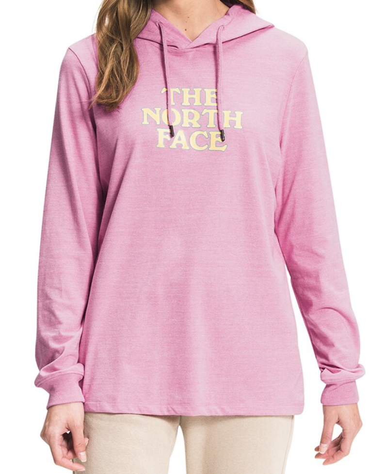 Una sudadera con capucha rosa con The North Face escrito en amarillo.