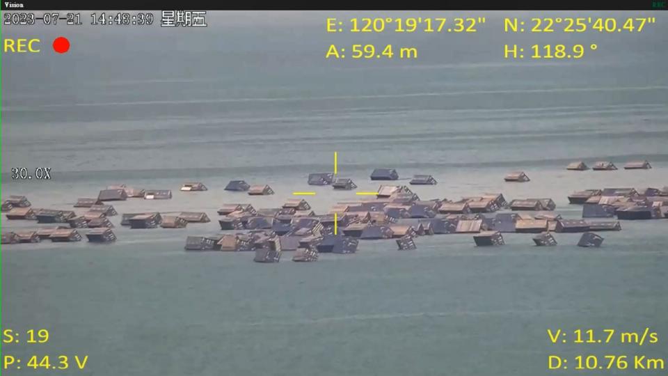 天使輪沉船，從空拍畫面可見600只貨櫃海上漂浮，險象環生。海巡署提供