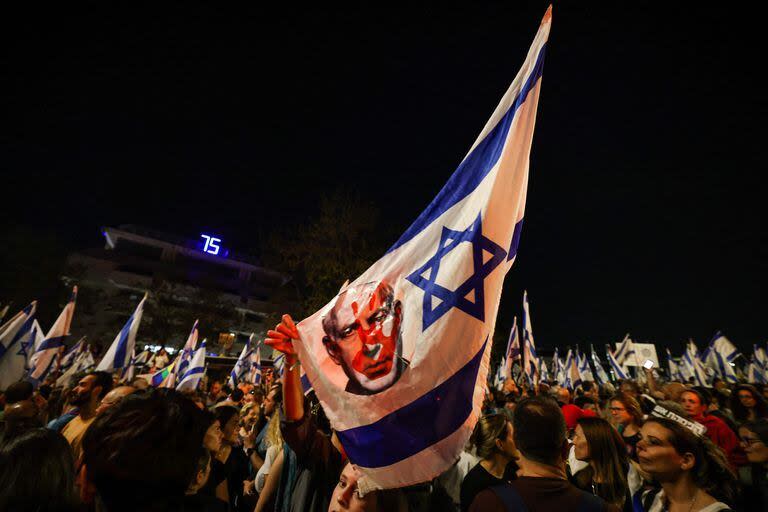 Manifestantes israelíes protestan contra su actual gobierno y para exigir una liberación segura de los rehenes retenidos por el movimiento palestino Hamas en la Franja de Gaza desde los atentados del 7 de octubre, en Jerusalén el 31 de marzo de 2024.