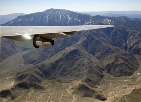 Air Force One flies over a section of the Sand to Snow National Monument as U.S. President Barack Obama flies into Palm Springs California February 12, 2016. REUTERS/Kevin Lamarque