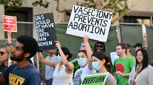 Des militants pro-IVG appellent les hommes à réaliser des vasectomies lors d'une manifestation contre la décision de la Cour suprême sur l'avortement à Los Angeles, le 24 juin 2022. (Photo: FREDERIC J. BROWN via Getty Images)