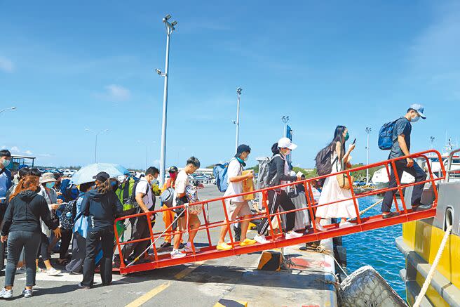 嘉義縣布袋商港有新客輪「太吉之星3號」21日首航澎湖，旅客登船。（廖素慧攝）