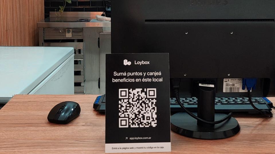 Los clientes chequean los puntos con solo escanear el QR ubicado en el mostrador del local