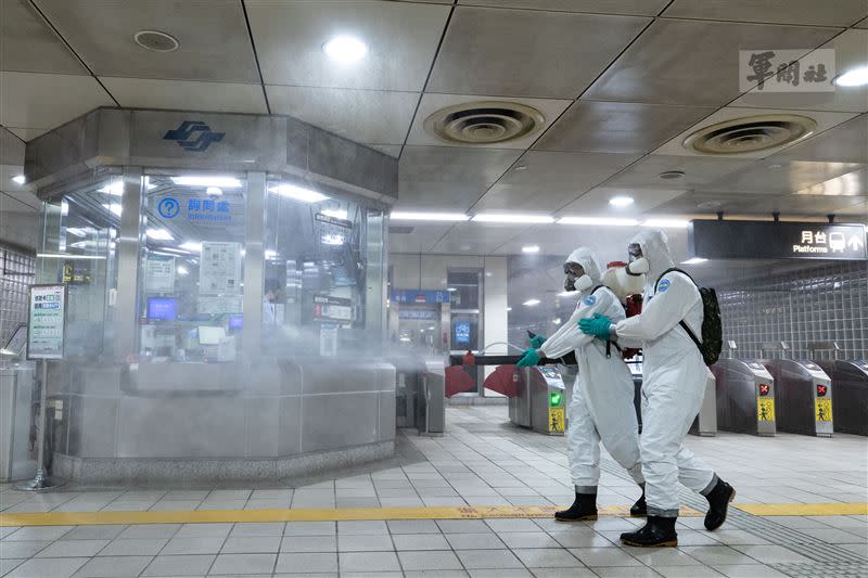  化學兵針對捷運站內各場域消毒。（圖／軍聞社提供）