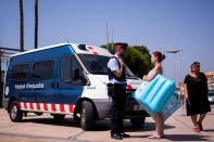 <p>A police officer speaks to a passers-by on the spot where five terrorists were shot by police on Aug. 18, 2017 in Cambrils, Spain. (Photo: Alex Caparros/Getty Images) </p>