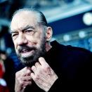 <p>John Paul DeJoria, venditore di biglietti natalizi. Il fondatore dell'impero per la cura dei capelli e della Tequila Patron quando era un bambino ha vissuto in una famiglia adottiva e vendeva biglietti natalizi e giornali per contribuire al sostentamento della famiglia. (Photo by Alexander Koerner/Getty Images) </p>