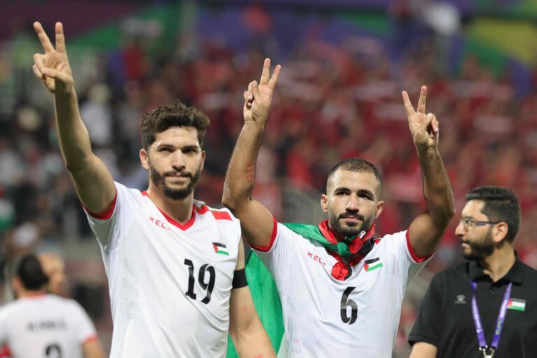 Con la V de la victoria, Mahmoud Wadi y Oday Kharoub