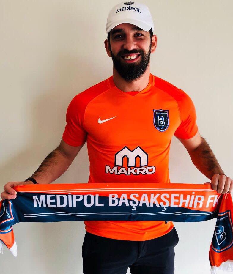 <p>Indésirable au Barça avec qui il est sous contrat jusqu’en 2020, l’international turc a quitté le club blaugrana pour s’engager avec l’Istanbul Basaksehir sous forme de prêt jusqu’à la fin de la saison, ainsi que deux saisons supplémentaires. Si le club turc dispose d’une option achat, le Barça peut ainsi rapatrier son joueur si besoin. Turan, 100 sélections au compteur, est arrivé en Catalogne en 2015 après quatre saisons à l’Atlético. (Twitter @ibfk2014) </p>