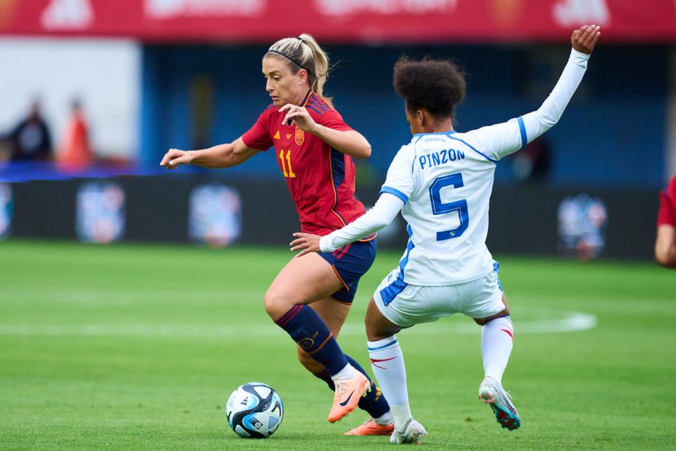 Alexia Botelas de España intercambia el balón con Yumera Pinzón de Panamá durante el partido amistoso internacional entre la Selección Nacional Femenina de España y la Selección Nacional Femenina de Panamá en el Estadio Roman Suarez Puerta el 29 de junio de 2023 en Avilés, España.