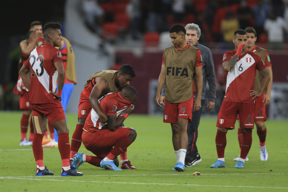 Los jugadores de Perú desconsolados tras perder 5-4 ante Australia en el repechaje intercontinental por una plaza a la Copa Mundial, en Al Rayyan, Qatar, el lunes 13 de junio de 2022. (AP Foto/Hussein Sayed)