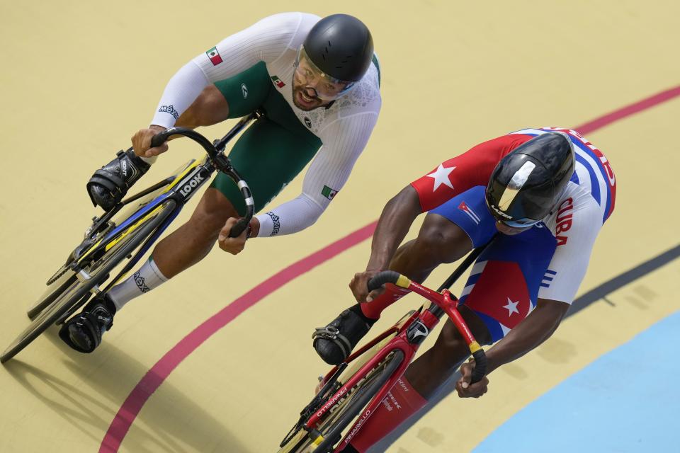 El mexicano Édgar Verdugo y el cubano Yansel Arias disputan la prueba de velocidad en los Juegos Centroamericanos y del Caribe, el jueves 29 de junio de 2023 (AP Foto/Arnulfo Franco)
