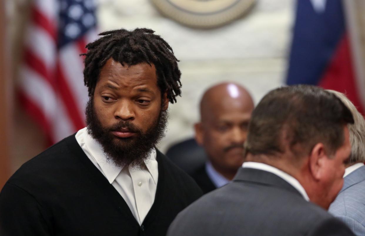 Philadelphia Eagles defensive end Michael Bennett appears in Harris County Civil Court in Houston on Monday, March 26, 2018. Bennett has surrendered to authorities in Houston on a charge that he injured a paraplegic woman as he tried to get onto the field after last year’s Super Bowl to celebrate with his brother. (Godofredo A. Vasquez/Houston Chronicle via AP)