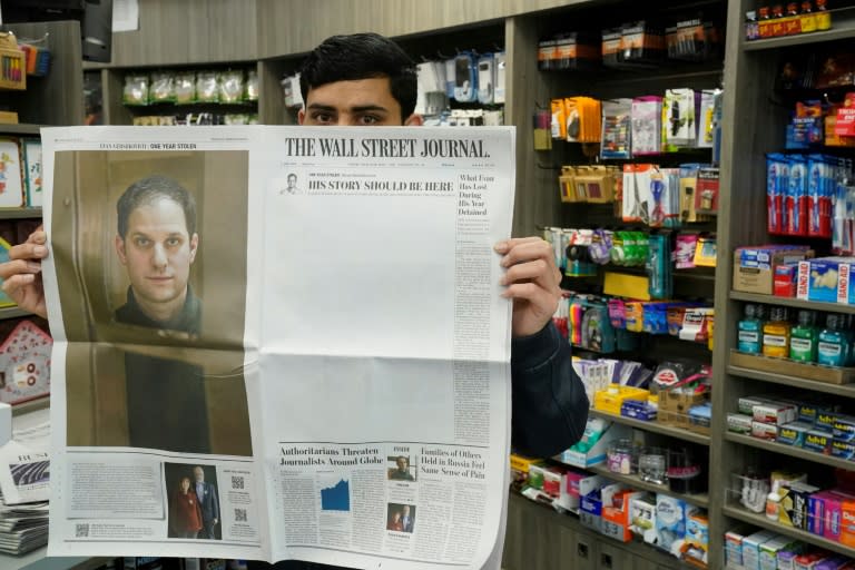 Un vendeur de New York avec un exemplaire du Wall Street Journal et la photo de Evan Gershkovich, le 29 mars 2024 (TIMOTHY A. CLARY)