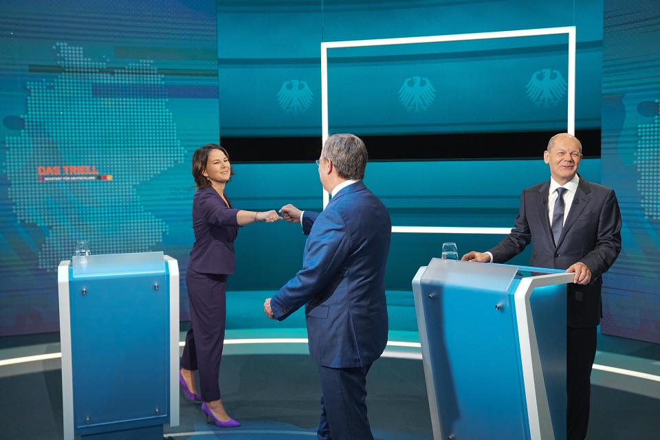 Annalena Baerbock, Armin Laschet (Mitte) und Olaf Scholz. (Bild: Michael Kappeler-Pool/Getty Images)