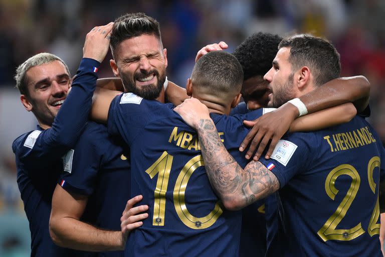 TOPSHOT - France's forward #09 Olivier Giroud (2ndL) celebrates with teammates after he scored during the Qatar 2022 World Cup Group D football match between France and Australia at the Al-Janoub Stadium in Al-Wakrah, south of Doha on November 22, 2022. (Photo by FRANCK FIFE / AFP)