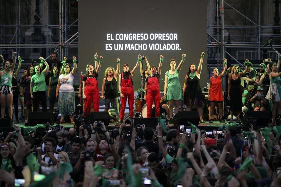 Miles de activistas, incluidos grupos feministas de Estados Unidos y Chile, se manifiestan a favor de la despenalización del aborto afuera del Congreso en Buenos Aires, Argentina, el miércoles 19 de febrero de 2020. Agitando sus icónicos pañuelos verdes, los manifestantes exigieron que el tema se incluya en la agenda parlamentaria de este año. (AP Foto / Natacha Pisarenko)