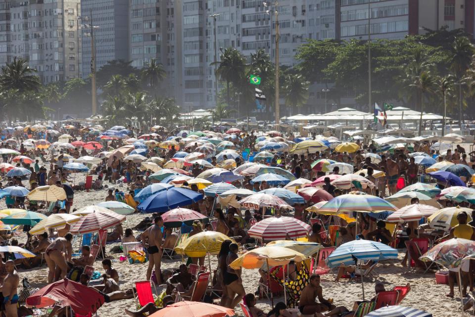 Summer officially begins in Brazil only on 21 December, but the beaches of Rio de Janeiro already experiencing summer days in 2016.