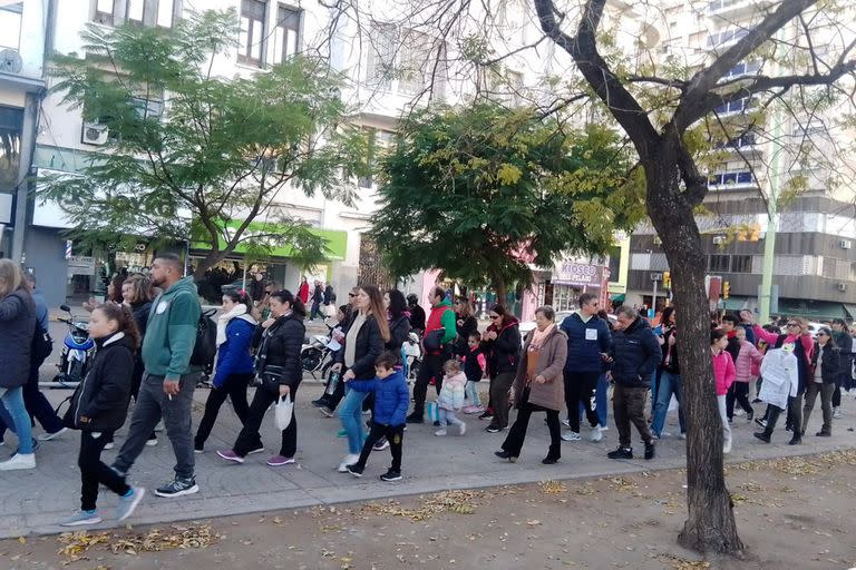 Padres autoconvocados de las escuelas de Bahía Blanca marcharon por la plaza Rivadavia