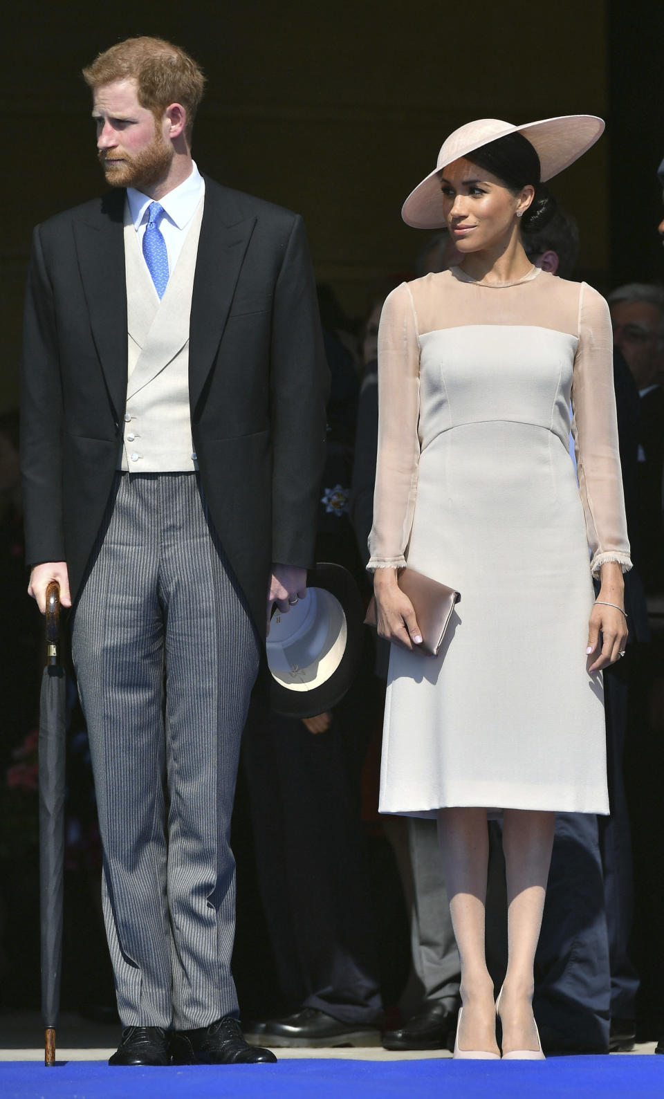 <p>Am 22. Mai 2018, drei Tage nach ihrer Hochzeit, zeigte Meghan sich zur vorgezogenen Geburtstagsfeiers ihres Schwiegervaters Prinz Charles in einem cremefarbenen Kleid mit tranparenten Ärmeln der Marke Goat, dazu einen farblich abgestimmten Hut von Philip Tracy, eine Clutch von Wilbur & Gussie und – konform mit den Kleidungsvorschriften des Palasts – Strumpfhosen. <em>[Bild: Dominic Lipinski/PA Wire]</em> </p>