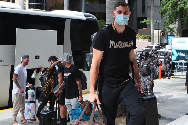 Emiliano Martínez ya está en Caracas: desde Aston Villa dicen que debe regresar tras el partido con Brasil y en la AFA aseguran que eso no es correcto