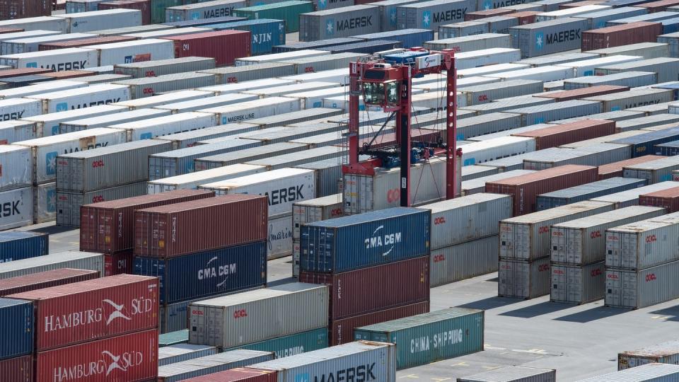 Container auf dem Gelände des JadeWeserPort in Wilhelmshaven. Foto: Ingo Wagner