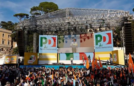 Italian Prime Minister Matteo Renzi speaks during a rally in downtown Rome, Italy October 29, 2016. REUTERS/Remo Casilli