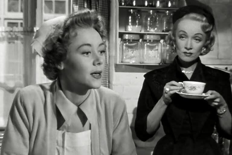 Glynis Johns y Marlene Dietrich en una escena de En el cielo no hay caminos