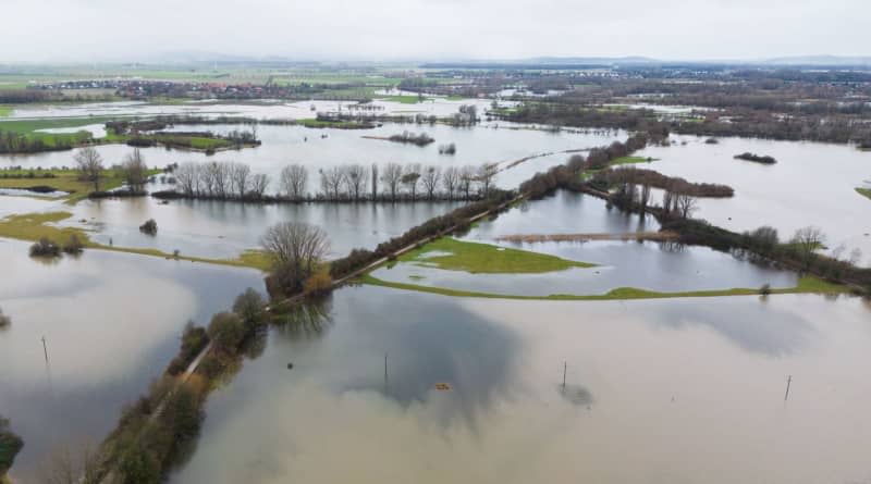 High water from the River Leine floods the Leinemasch with the Grasdorf waterworks south of Hanover. After storm "Zoltan", the floods come, with rivers overflowing their banks, especially in south-eastern Lower Saxony. Julian Stratenschulte/dpa