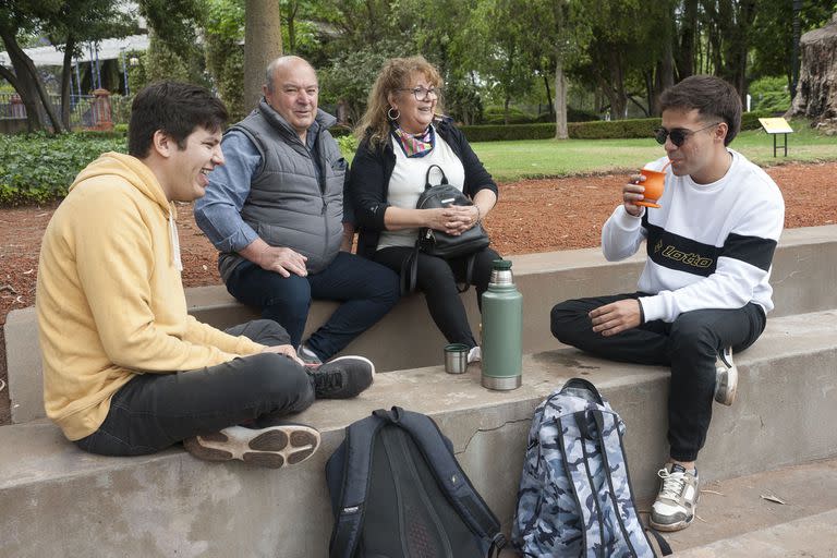 La costumbre de compartir el mate volvió bajo nuevos parámetros: solo entre familias o íntimos

