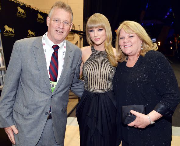 <p>Rick Diamond/ACMA2013/Getty</p> Scott, Taylor and Andrea Swift in 2013