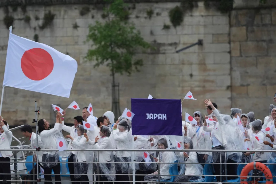 2024巴黎奧運選手們於塞納河上乘船進場，日本代表隊成員在船上揮舞旗幟。（照片來源：Photo by Aytac Unal/Anadolu via Getty Images）