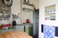 <p>There’s also a cozy but modern kitchen. (Airbnb) </p>