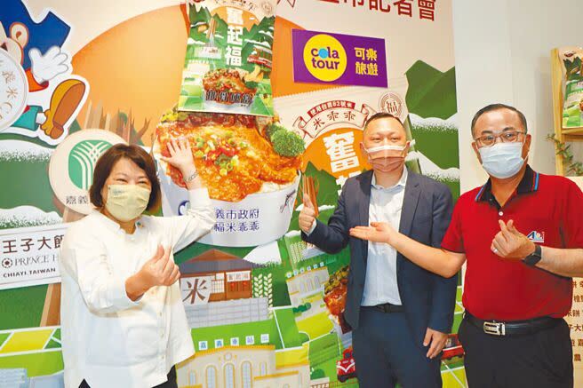 嘉義市長黃敏惠（左）肯定在地農產與產業結合開發新米食點心，助益在地商模發展。（廖素慧攝）