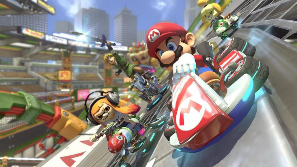 Una pantalla de Mario Kart 8. Mario corre con sus rivales cerca de la parte trasera.