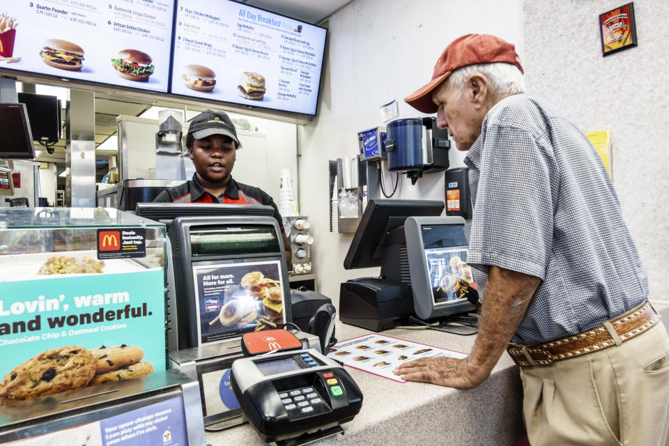 加州州長簽署法案，通過連鎖快餐店員工最低時薪增至20美元，成為全美最高的州份。 (Jeffrey Greenberg/Universal Images Group via Getty Images，資料圖片)