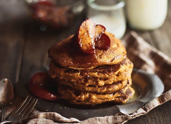 <strong>Get the <a href="http://www.honeyandjam.com/2011/10/whole-grain-pumpkin-pancakes-with-apple.html" target="_hplink">Whole Grain Pumpkin Pancakes recipe</a> by Honey and Jam</strong>