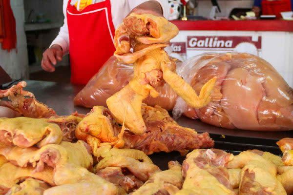 Carne de pollo en un mercado.