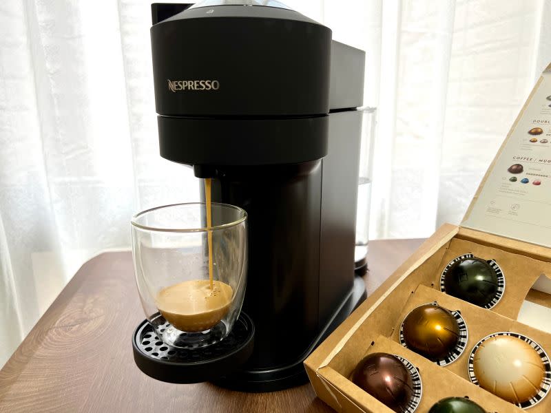 ▲Nespresso Vertuo 膠囊機簡化操作流程，機身上只有一個按鍵，透過Vertuo膠囊上的條碼，自動萃取。（圖／記者周淑萍攝）