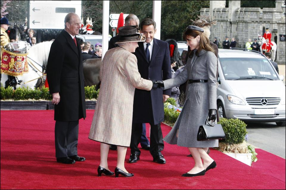 Le 26 mars 2008, Nicolas Sarkozy et Carla Bruni Sarkozy arrivent à Windsor. La Première dame fait alors une « petite révérence » à la reine Elizabeth II. 