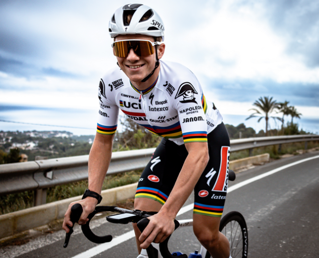  Remco Evenepoel shows off his 2023 Soudal Quick-Step rainbow jersey 